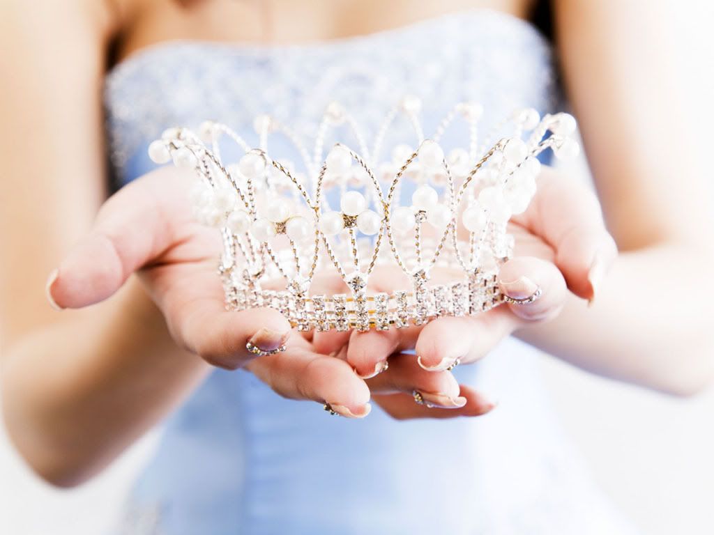 Tiara Wallpaper Photo by xOcupcakepupOx | Photobucket