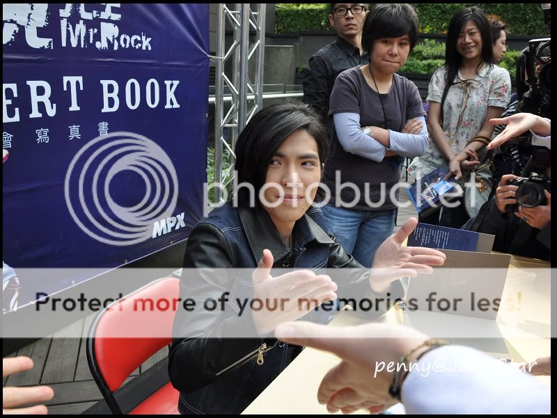 蕭敬騰‧洛克先生演唱會寫真書版慶功簽書會+慶生(PART2)