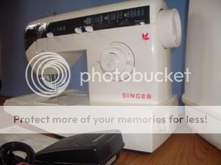 Singer Model 2732 Mechanical Sewing Machine   Mint Condition  